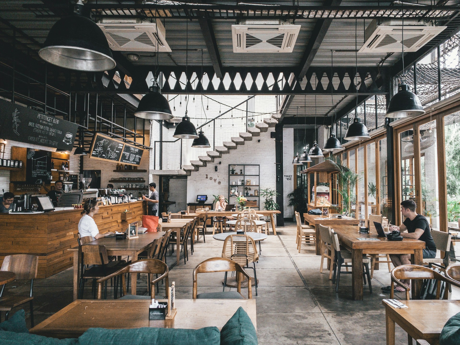 Interior del restaurante Teresa Poné la Mesa — mesas de madera y ambiente acogedor